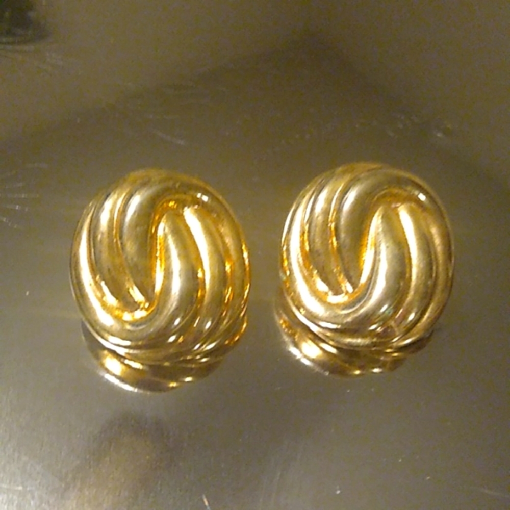 VINTAGE GOLD TONE SWIRL EARRINGS